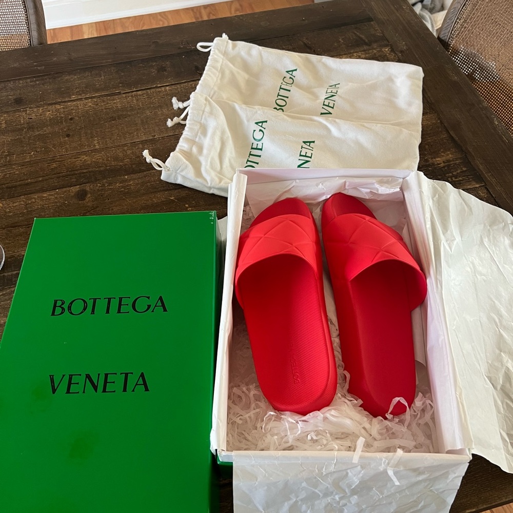 NWOT Bottega pool slide in box with dustbags